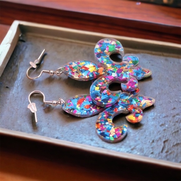 Sparkle and Shine: Dazzling Fleur de Lis Dangle Earrings for Mardi Gras! NWT - Picture 4 of 8